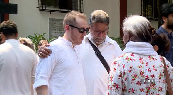 Jamie Alter Meet Friends And Relatives During The Funeral Of His Father Tom Alter In Mumbai Photogallery