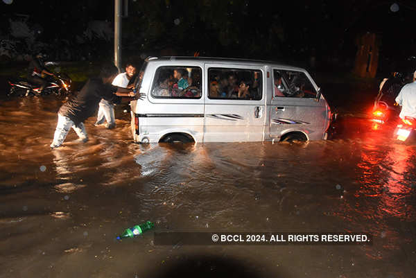 Heavy rain causes waterlogging in Hyderabad