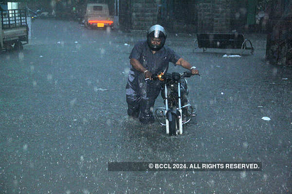 Heavy rain causes waterlogging in Hyderabad