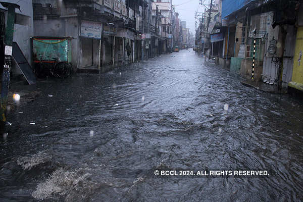 Heavy rain causes waterlogging in Hyderabad