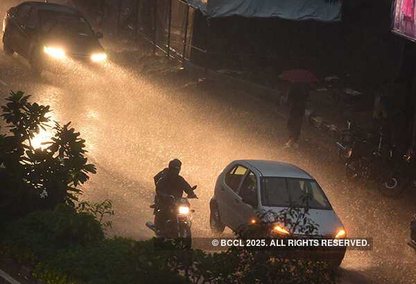 Heavy rain causes waterlogging in Hyderabad