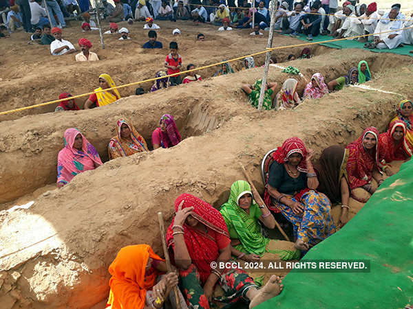 Several farmers take ‘zameen samadhi’ in Jaipur