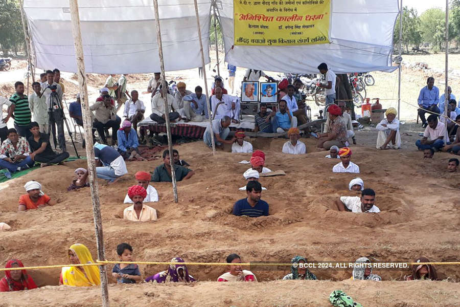 Several farmers take ‘zameen samadhi’ in Jaipur