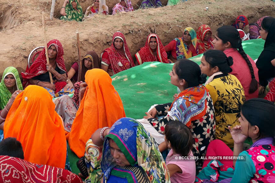 ​ Women take part in the &lsquo;zameen samadhi satyagraha&rsquo;
