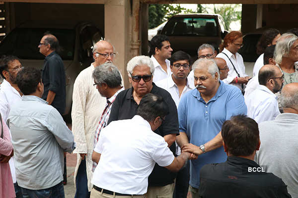 Celebs attend filmmaker Kundan Shah's funeral