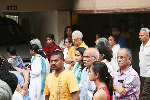 Celebs attend filmmaker Kundan Shah's funeral
