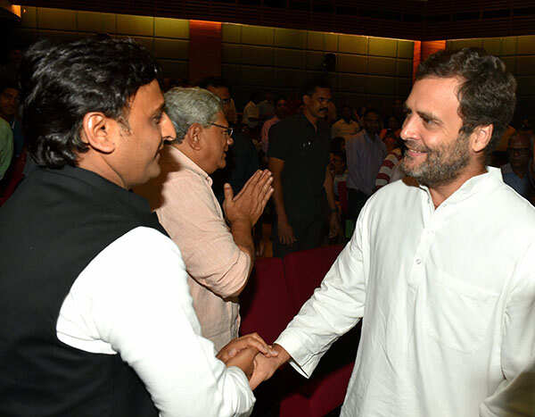 Rahul Gandhi shakes hand with Akhilesh Yadav