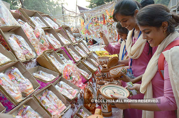 Diwali shopping fever grips India, markets don a festive look