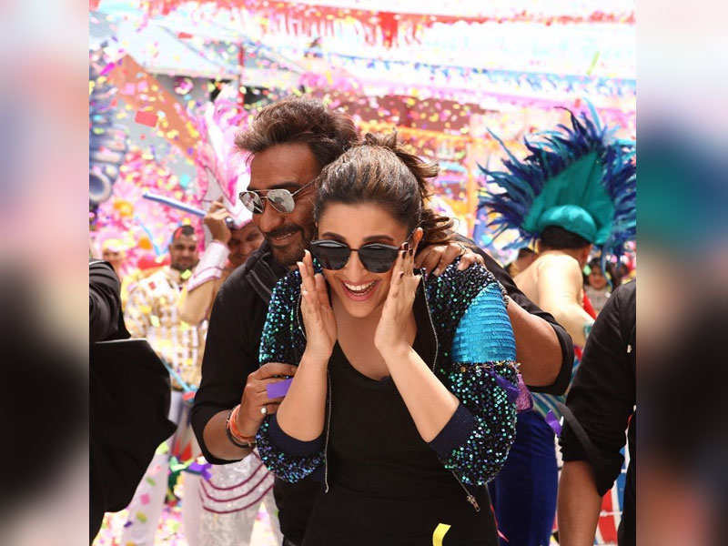 Ajay and Parineeti caught in a candid moment while shooting for ‘Golmaal Again’ title track