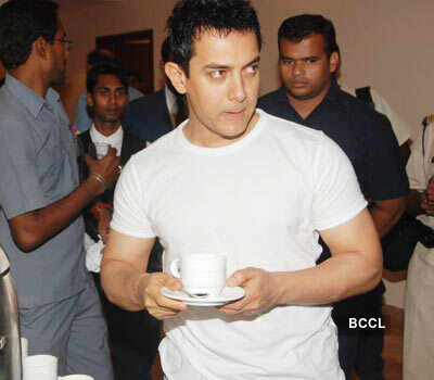 Aamir unveils 'Peepli Live'