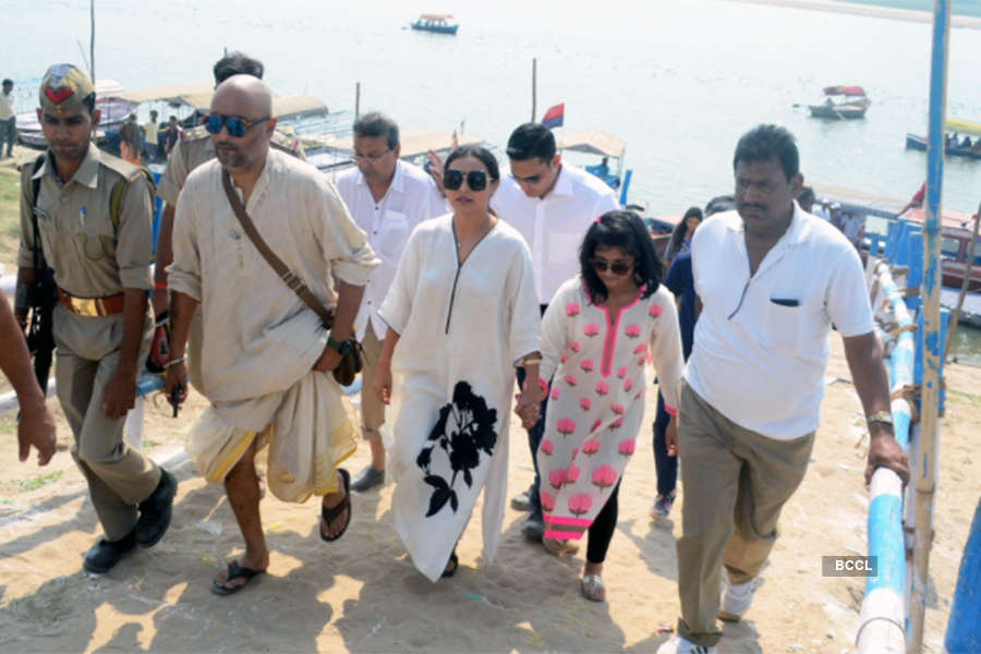 Rani Mukerji immerses father Ram Mukerji’s ashes in Allahabad