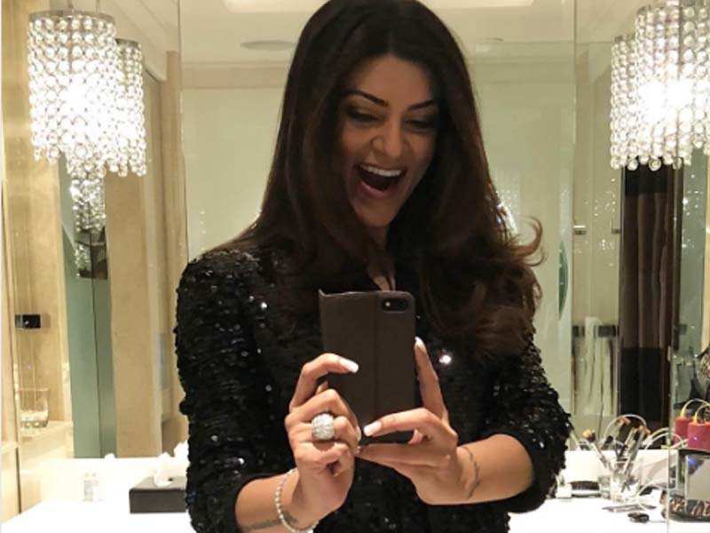 Sushmita Sen spruced up her casual black OOTD with a highlighter