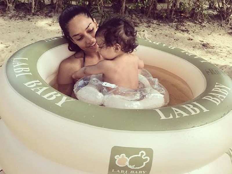 Pic: Lisa Haydon takes son Zack to his first swimming lesson