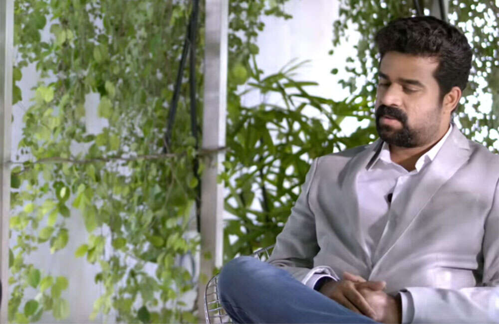 A still from Ayal Jeevichiruppundu