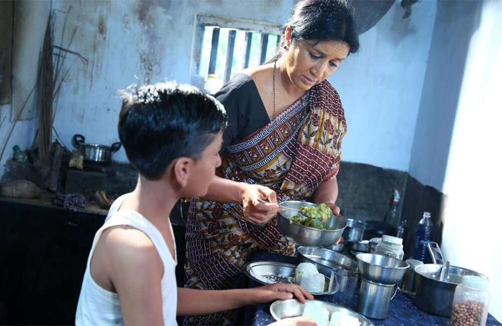 A still from Aakashathinum Bhoomikkumidayil
