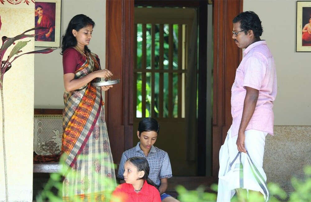 A still from Aakashathinum Bhoomikkumidayil
