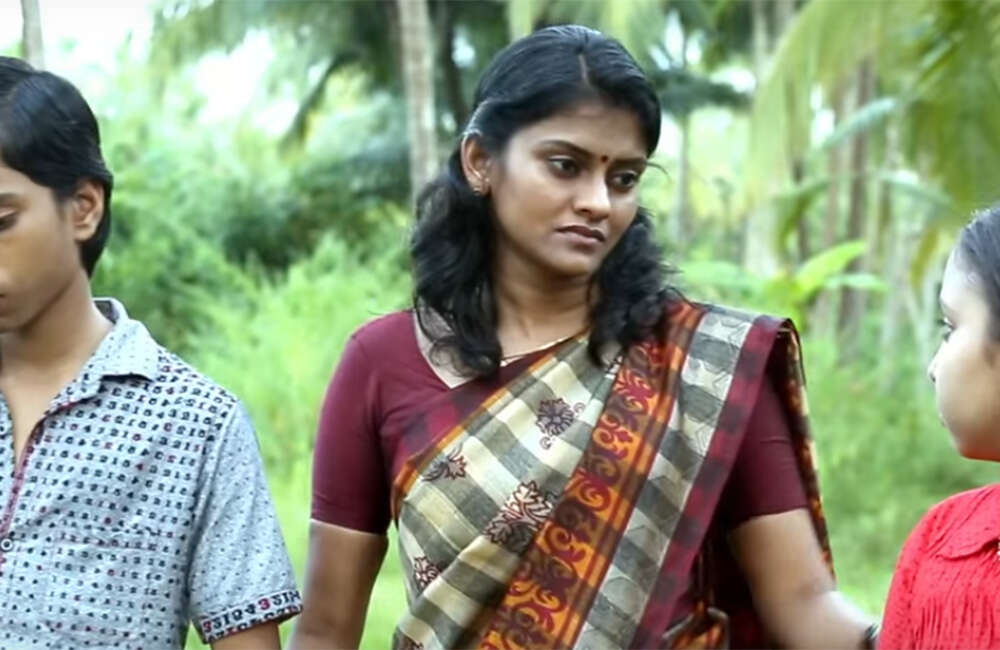 A still from Aakashathinum Bhoomikkumidayil