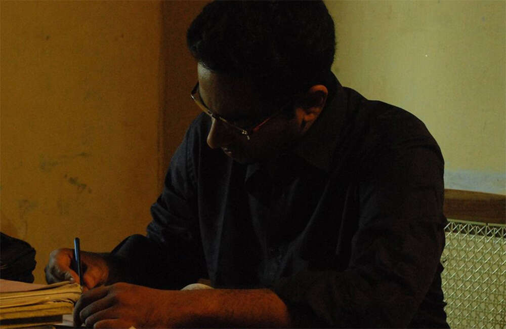 A still from Mannamkattayum Kariyilayum