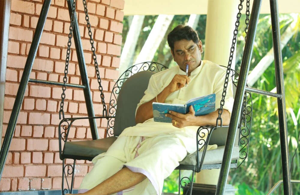 A still from Mannamkattayum Kariyilayum
