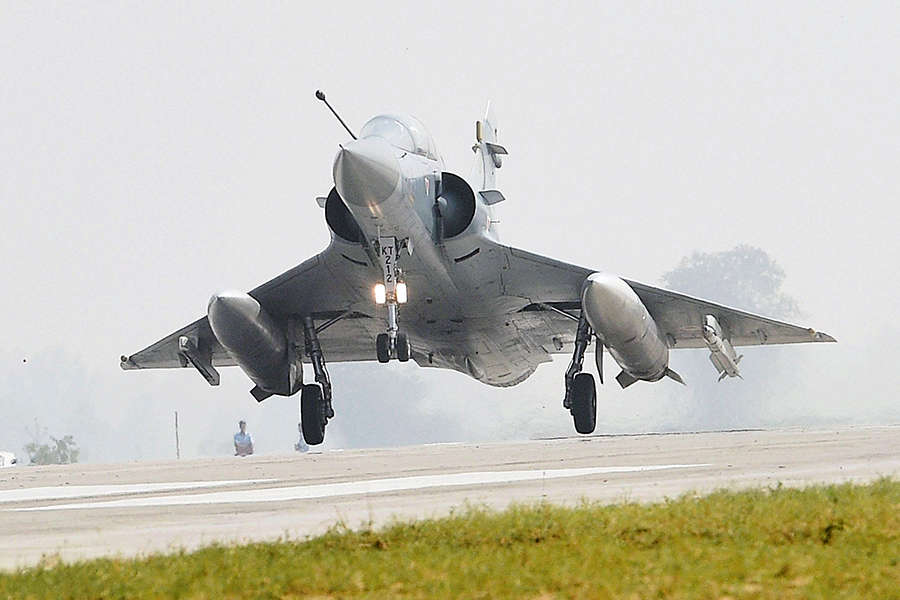 IAF jets carry out landing drill on Agra-Lucknow Expressway