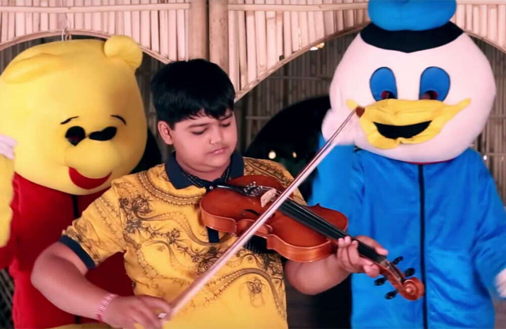 A still from Tu Maro Dostar