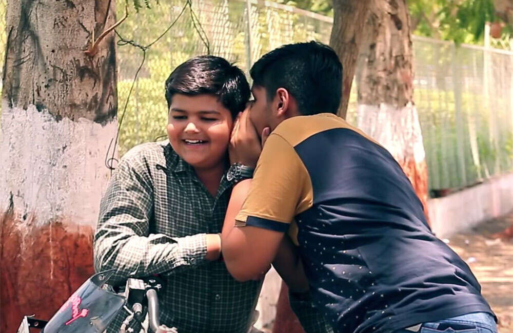 A still from Tu Maro Dostar