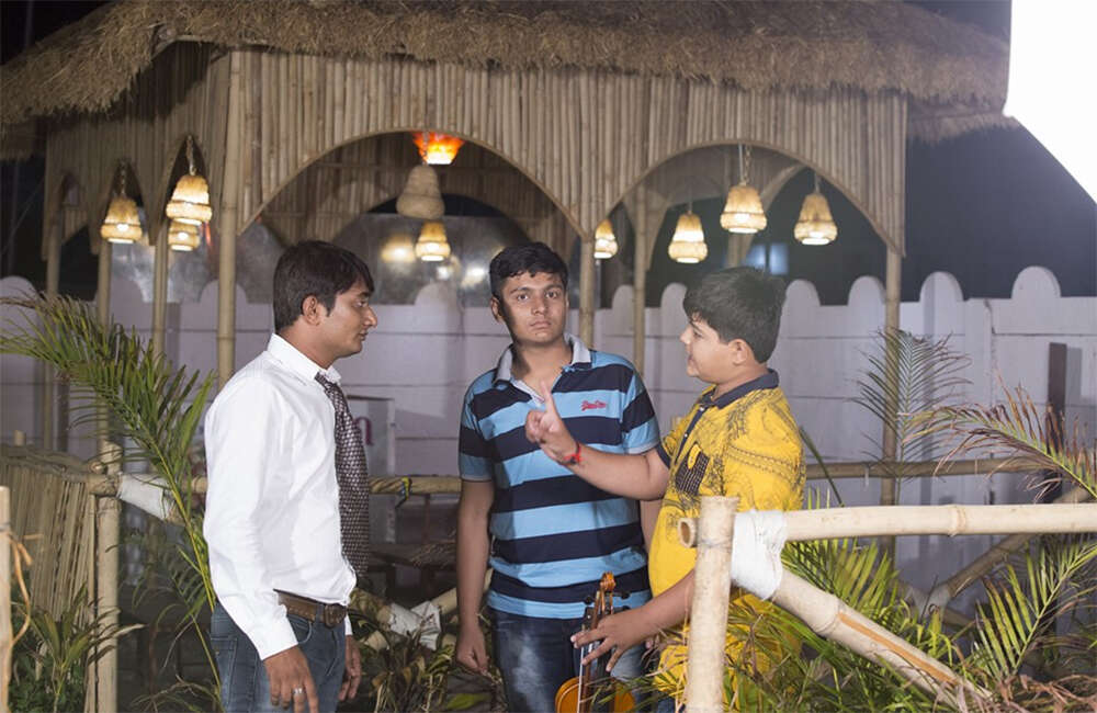 A still from Tu Maro Dostar
