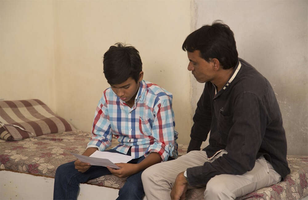 A still from Tu Maro Dostar