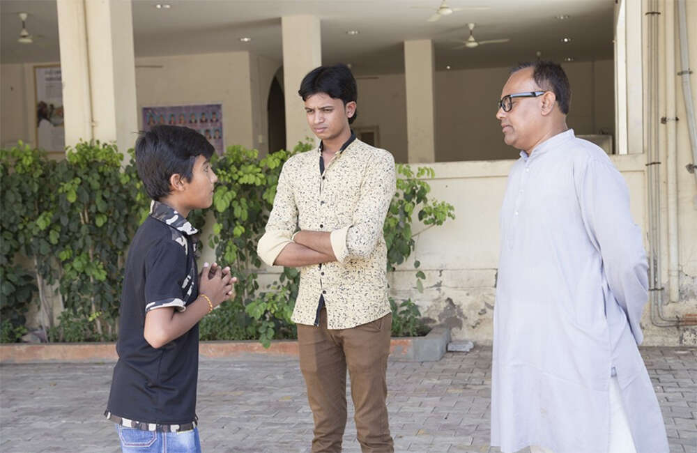 A still from Tu Maro Dostar