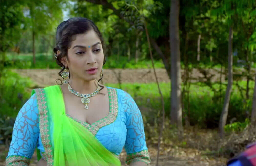 A still from Janu Mari Lakhoma Ek
