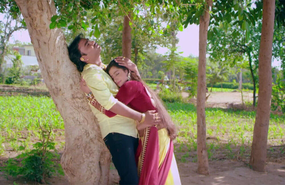 A still from Janu Mari Lakhoma Ek