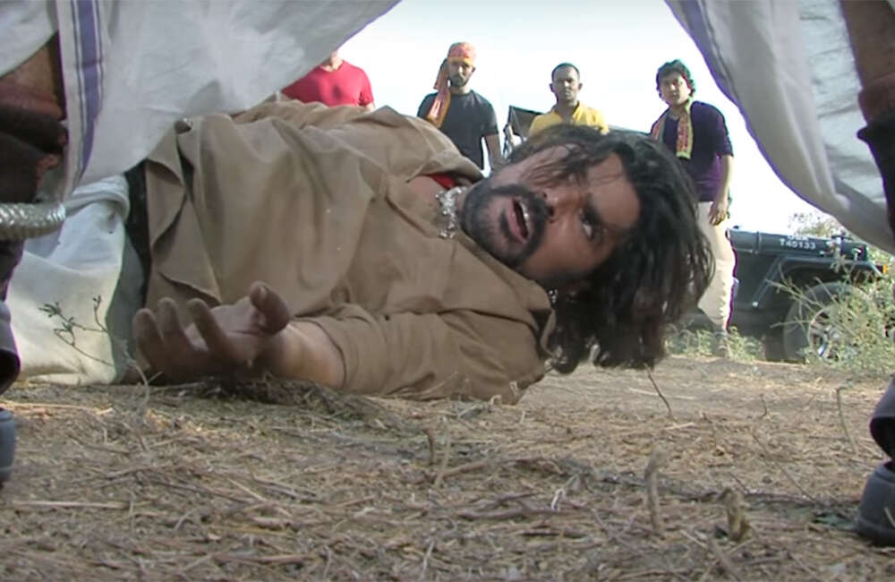 A still from Aye Mastarni