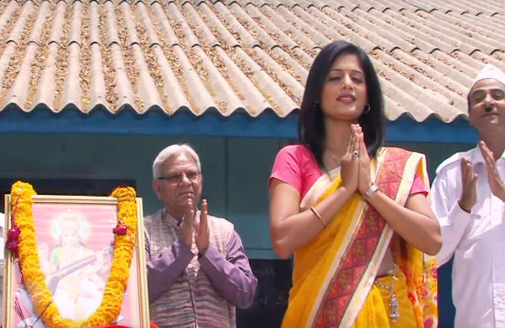 A still from Aye Mastarni