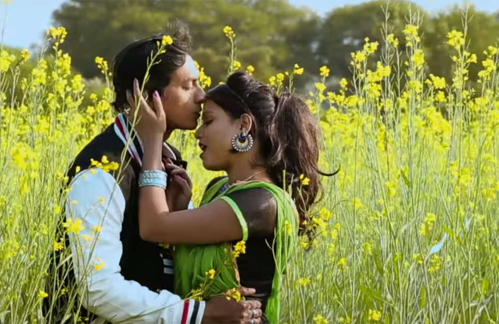A still from Beta Hokhe Ta Aisan