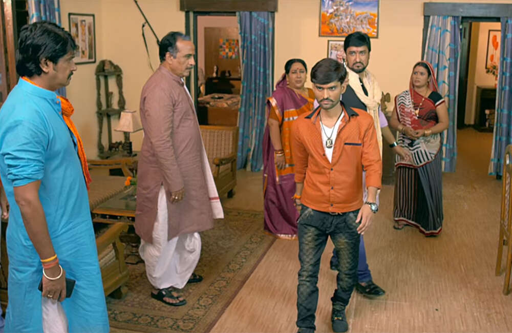 A still from Pahali Nazar Ko Salam