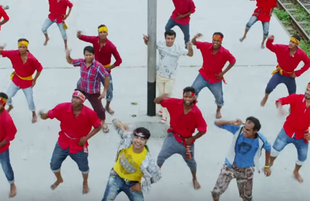 A still from Onek Dame Kena