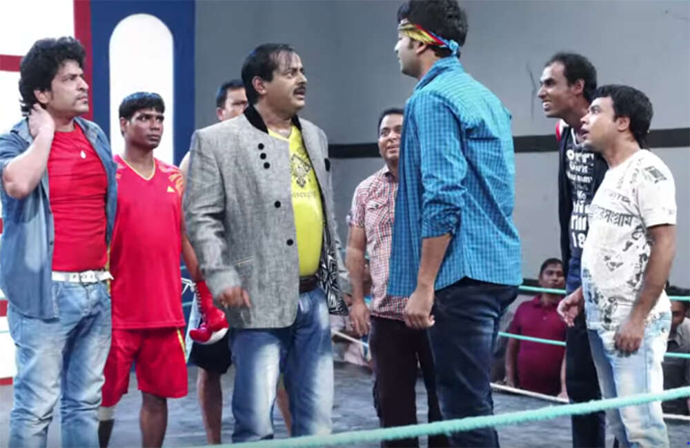 A still from Onek Dame Kena