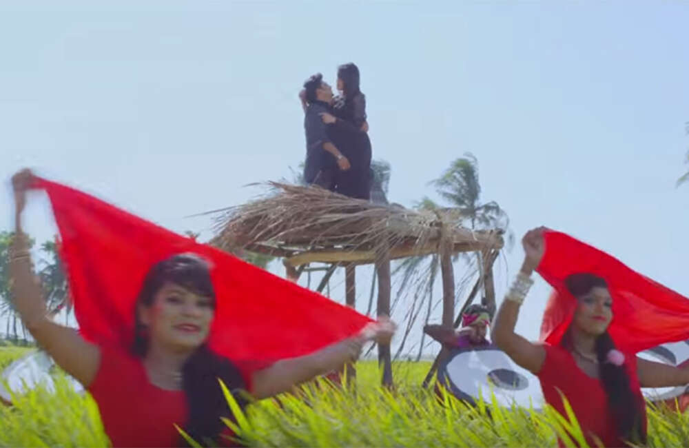 A still from Onek Dame Kena