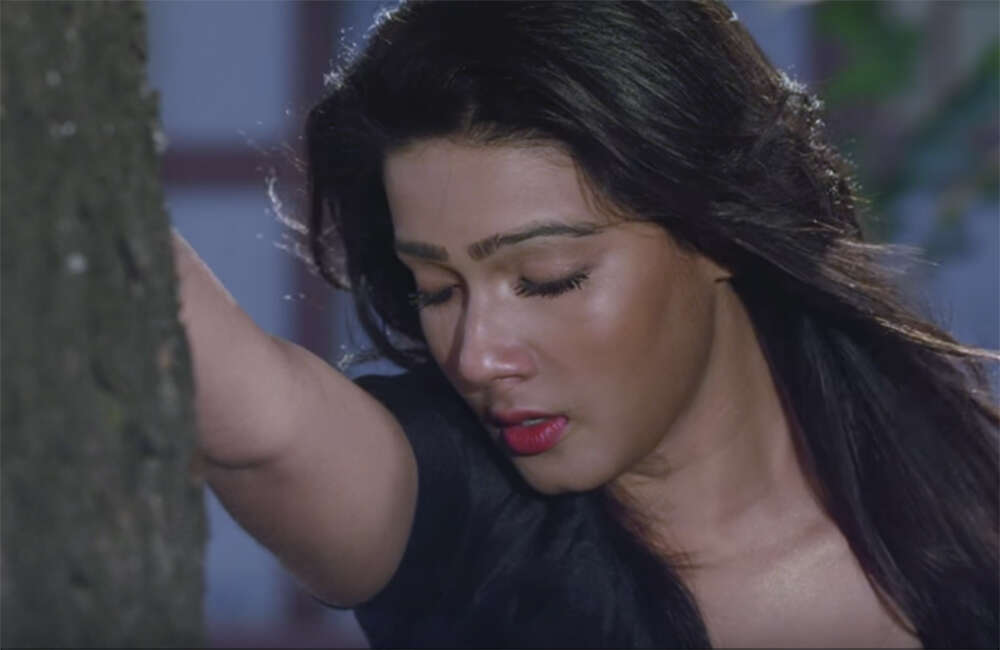 A still from Onek Dame Kena