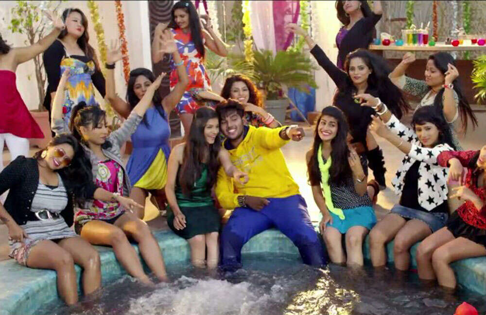 A still from Yaaro Ki Yaari