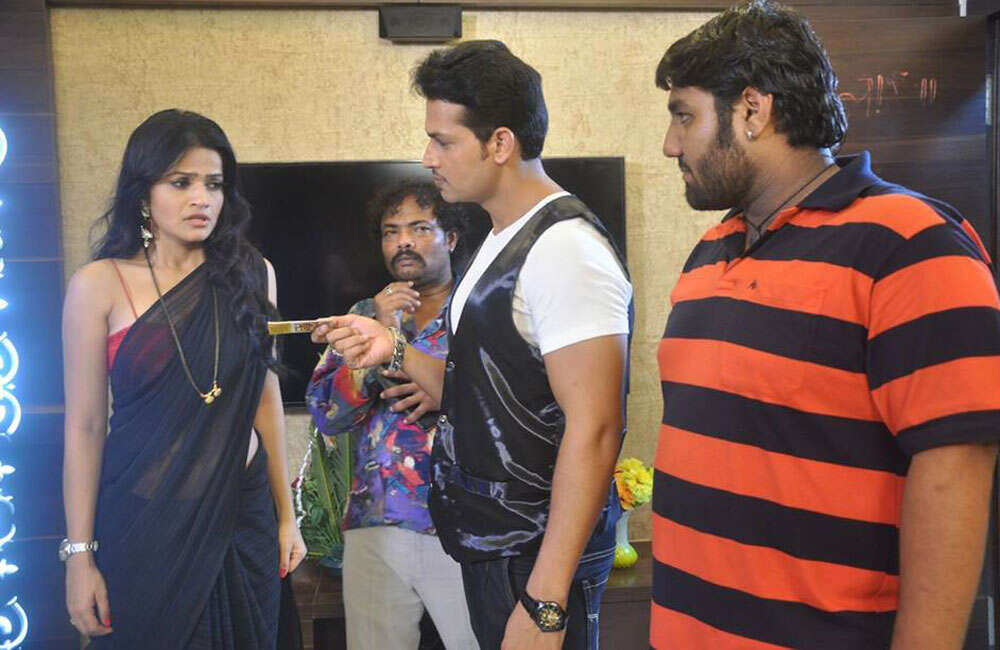 A still from Faqt Tujhyach Sathi