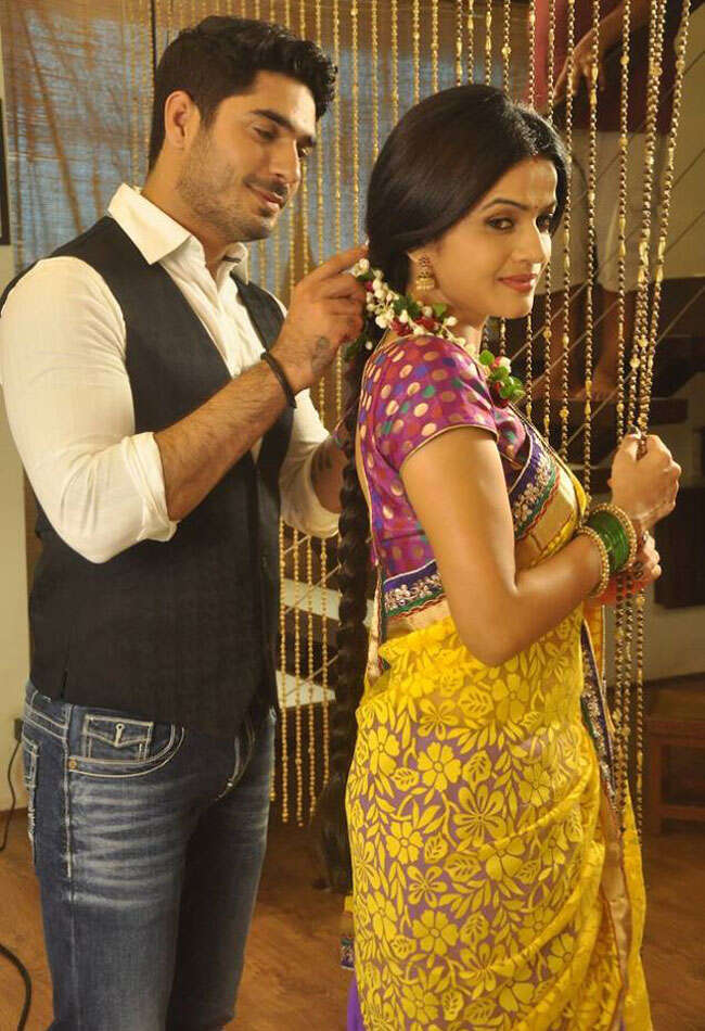 A still from Faqt Tujhyach Sathi