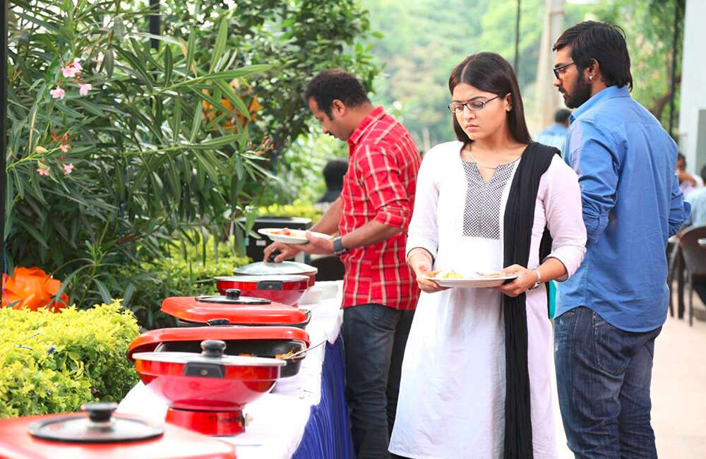 A still from Nannu Vadili Neevu Polevule