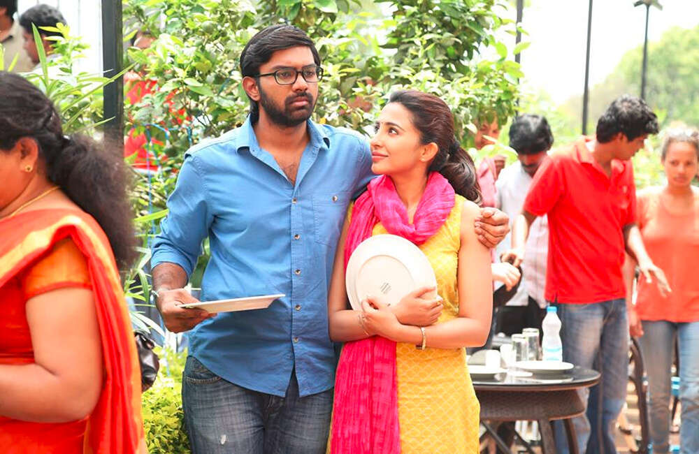 A still from Nannu Vadili Neevu Polevule