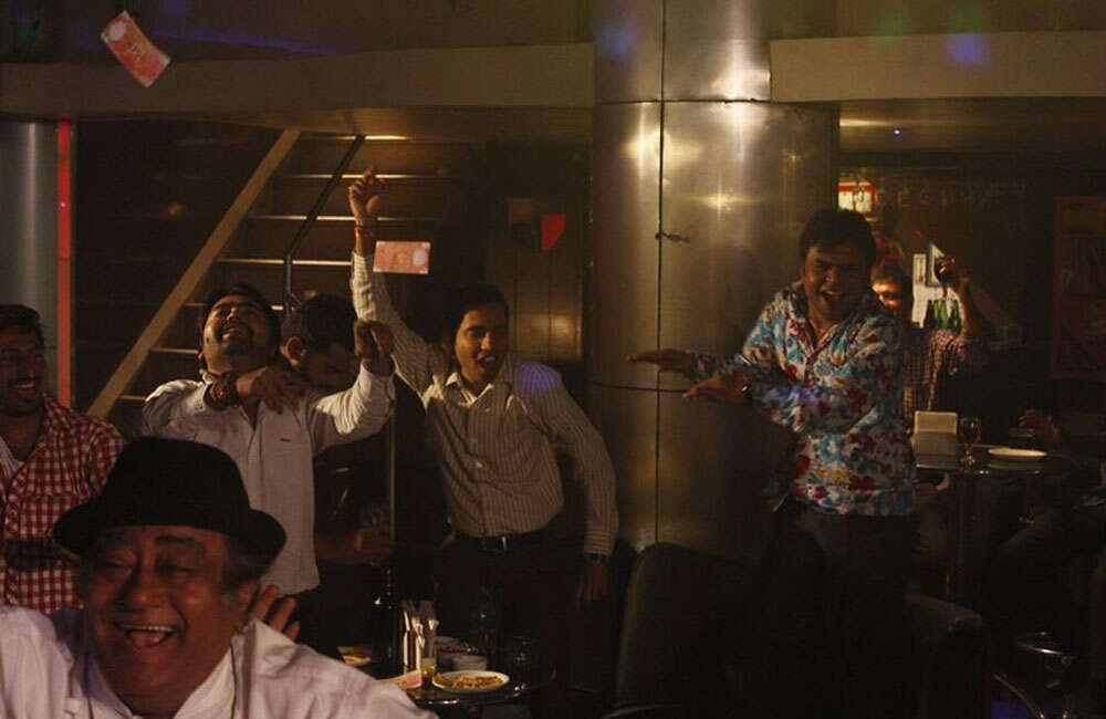 A still from Babuji Ek Ticket Bambai