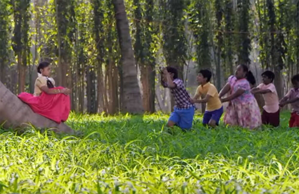 A still from Eleyaru Naavu Geleyaru