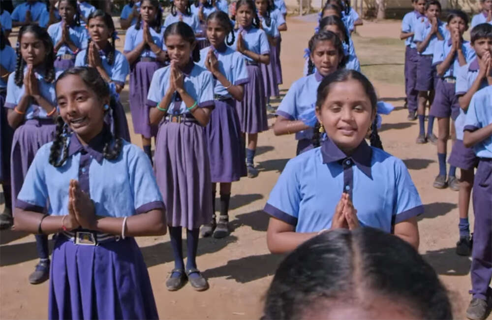A still from Eleyaru Naavu Geleyaru