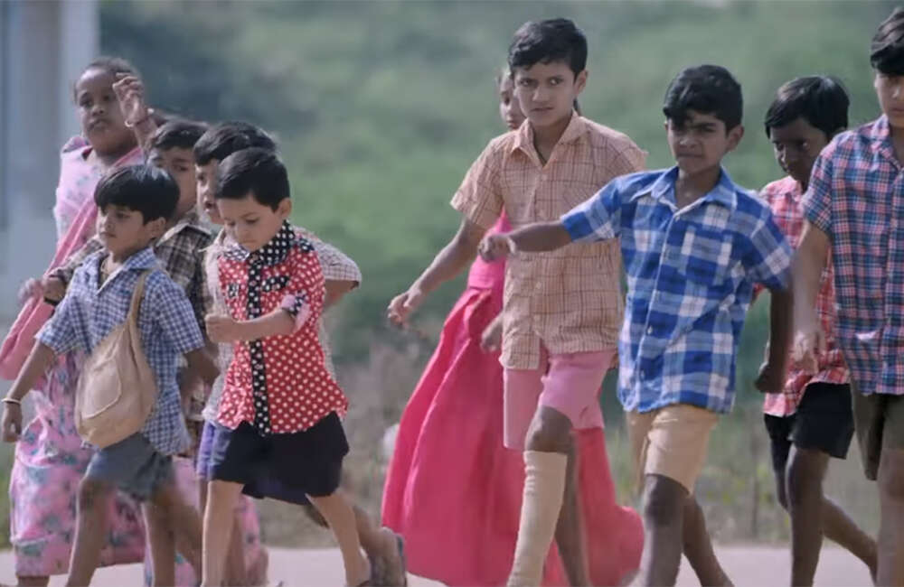 A still from Eleyaru Naavu Geleyaru