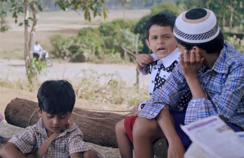 A still from Eleyaru Naavu Geleyaru