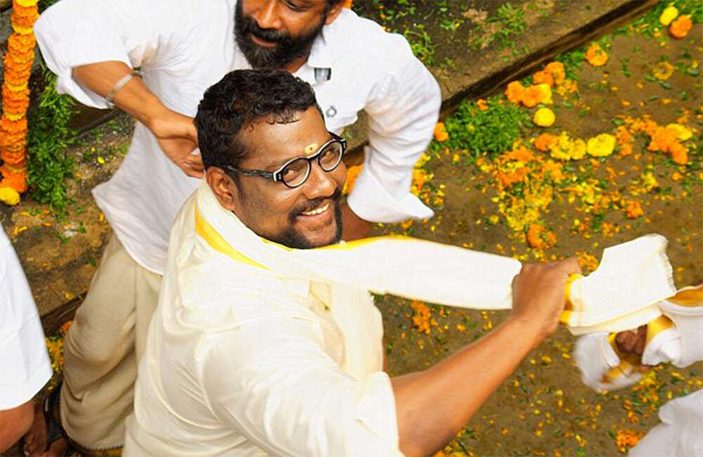 A still from Aavu Puli Madhyalo Prabhas Pelli